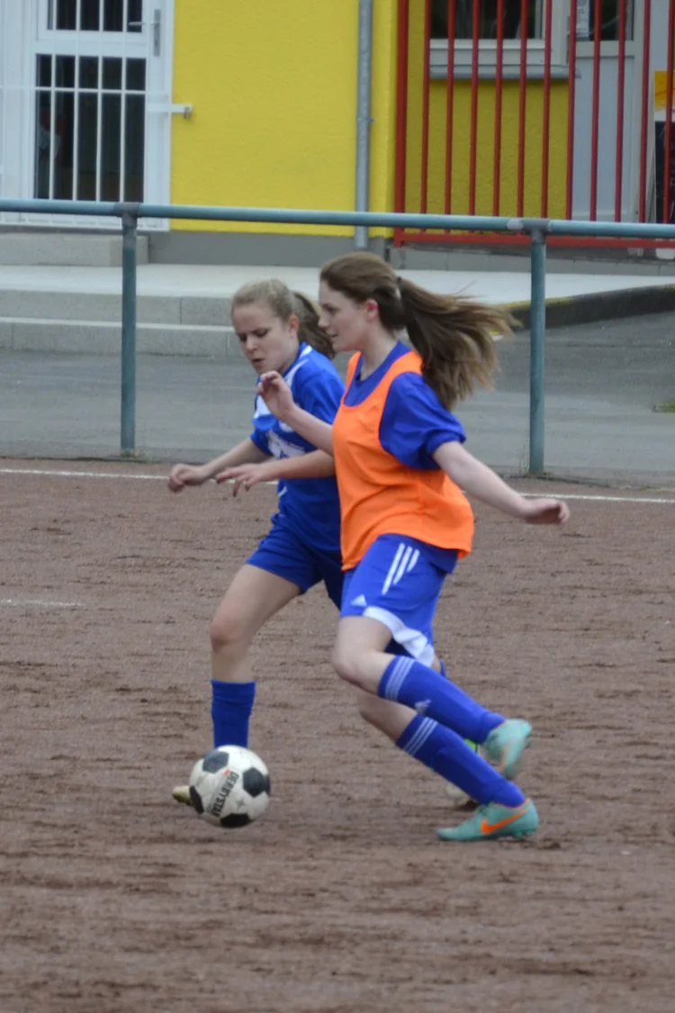 Vivian Schulte setzt sich gegen ihre Gegenspielerin durch Vivian Schulte setzt sich gegen ihre Gegenspielerin durch