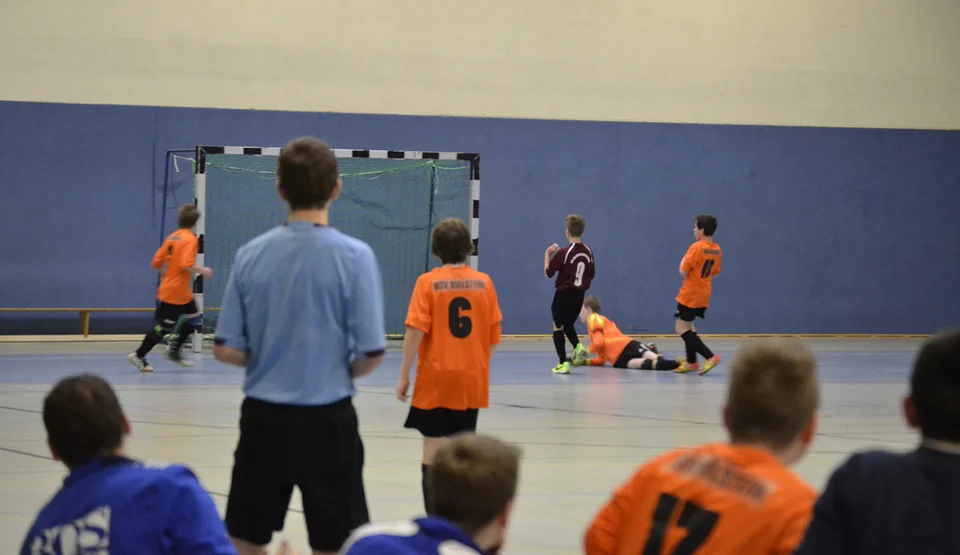 Entstehung zum 1:0: Marco passt den Ball quer zu Sven ... Entstehung zum 1:0: Marco passt den Ball quer zu Sven ...