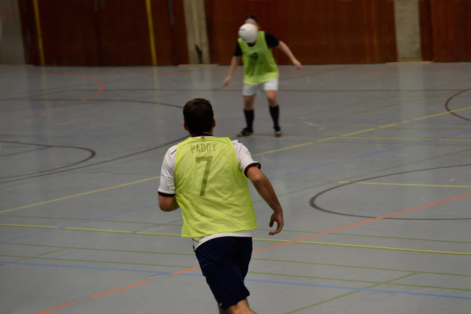 Den Ball im Auge: Katrina Schneider bei der Ballannahme nach Pass von Patrick Weßel Den Ball im Auge: Katrina Schneider bei der Ballannahme nach Pass von Patrick Weßel