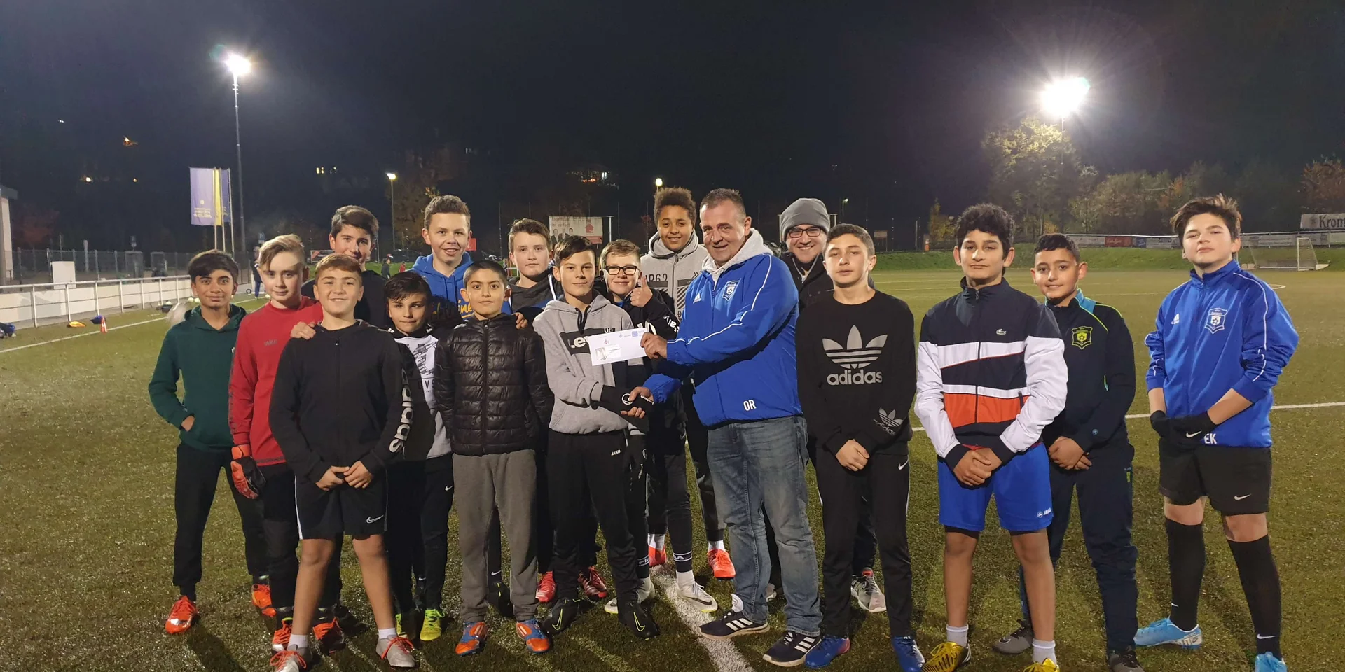 Gewinner Leon Seelig bekam die Tickets vor versammelter Mannschaft von Jugendkoordinator Falo Ruland überreicht