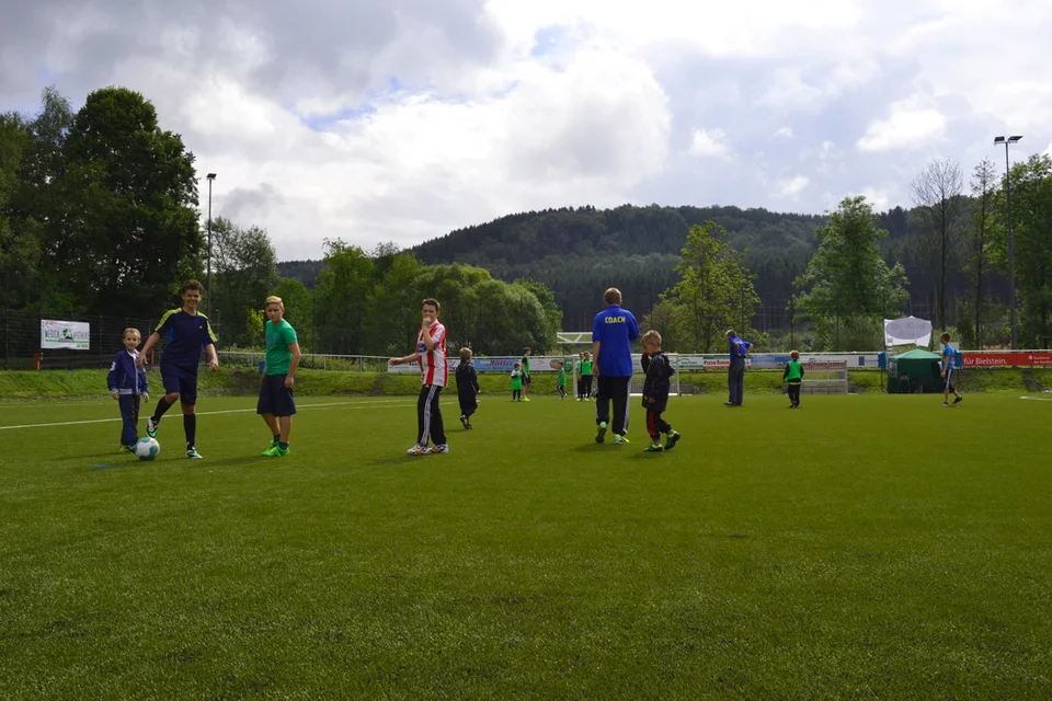 Trotz grauer Wolken mit richtig viel Spaß dabei: die Jugend des BSV Bielstein