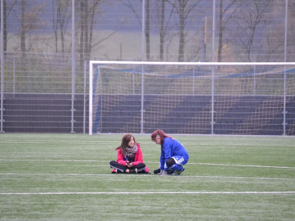 Tokessa Hoevel unterhält sich mit der kurzfristig erkrankten Anika Heerling Tokessa Hoevel unterhält sich mit der kurzfristig erkrankten Anika Heerling