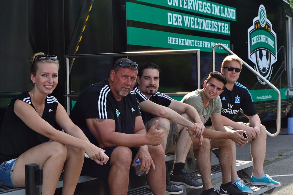 Bitte lächeln: die Helfer des Fußballverbandes Bitte lächeln: die Helfer des Fußballverbandes