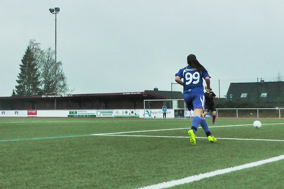 Nicht so torgefährlich wie sonst, aber erneut mit vielen guten Aktionen nach vorne und hinten: Annalena Müllenmeister Nicht so torgefährlich wie sonst, aber erneut mit vielen guten Aktionen nach vorne und hinten: Annalena Müllenmeister