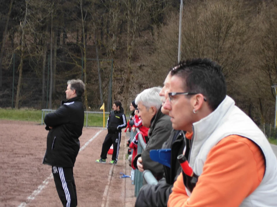 Kritischer Blick: Thomas Knoblich beobachtet die Partie Kritischer Blick: Thomas Knoblich beobachtet die Partie