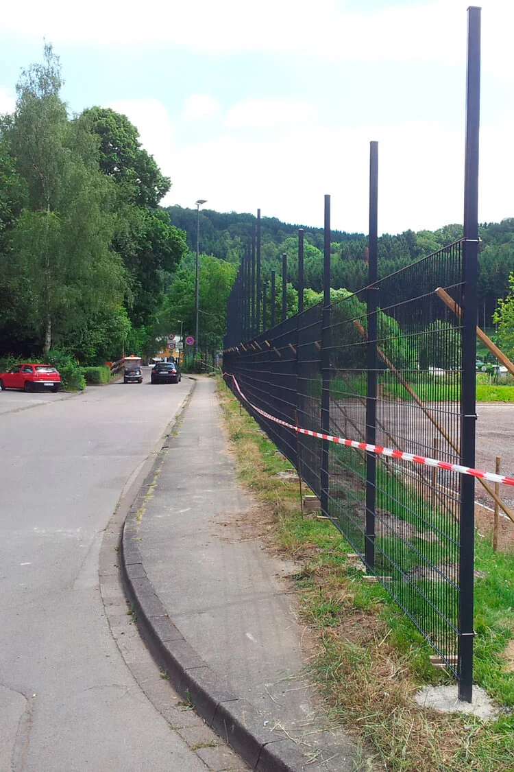 Steht wie ne Eins: der neue Zaun