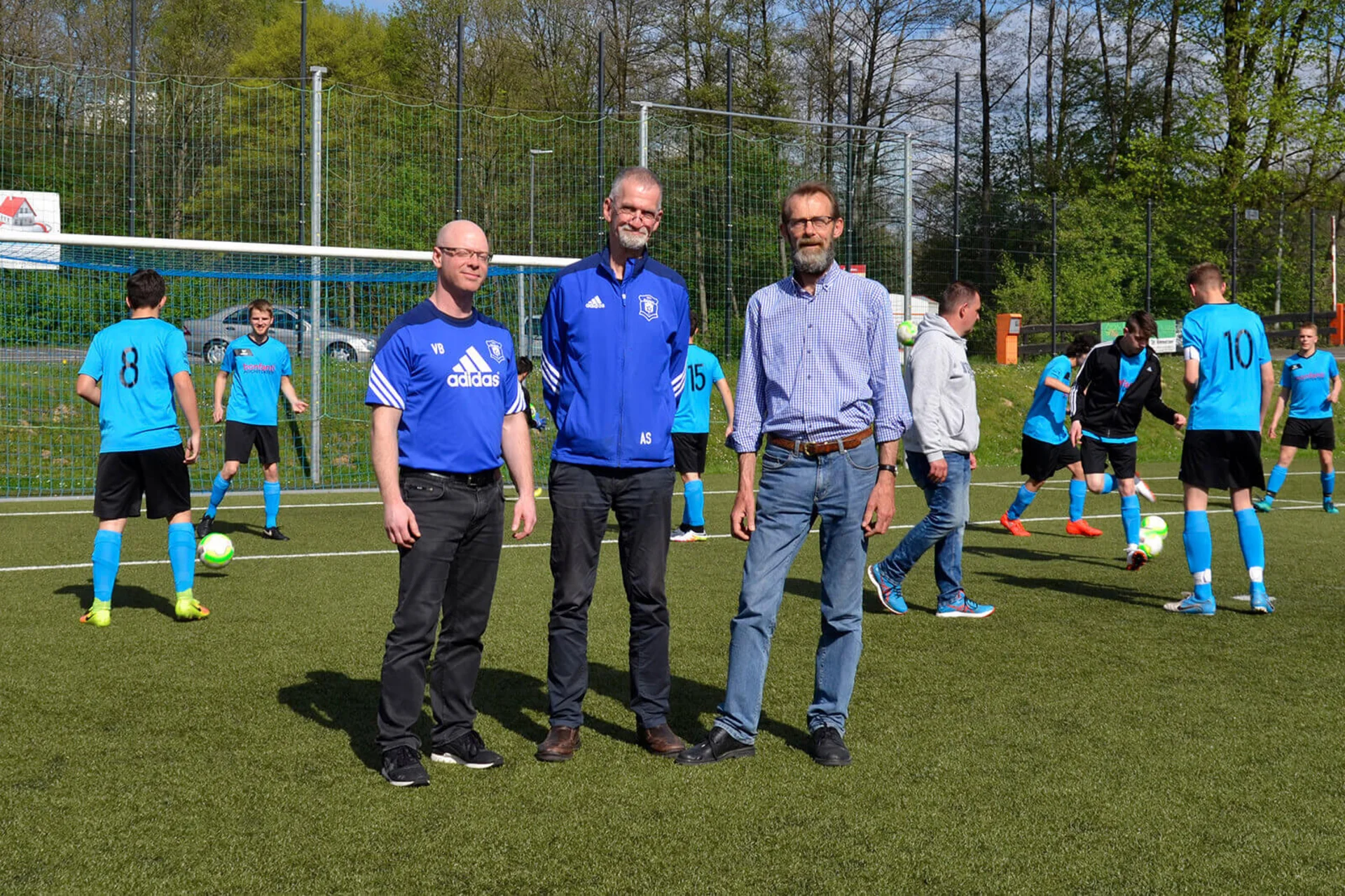 Die Flüchtlingshilfe Wiehl überreichte dem Verein eine Spende