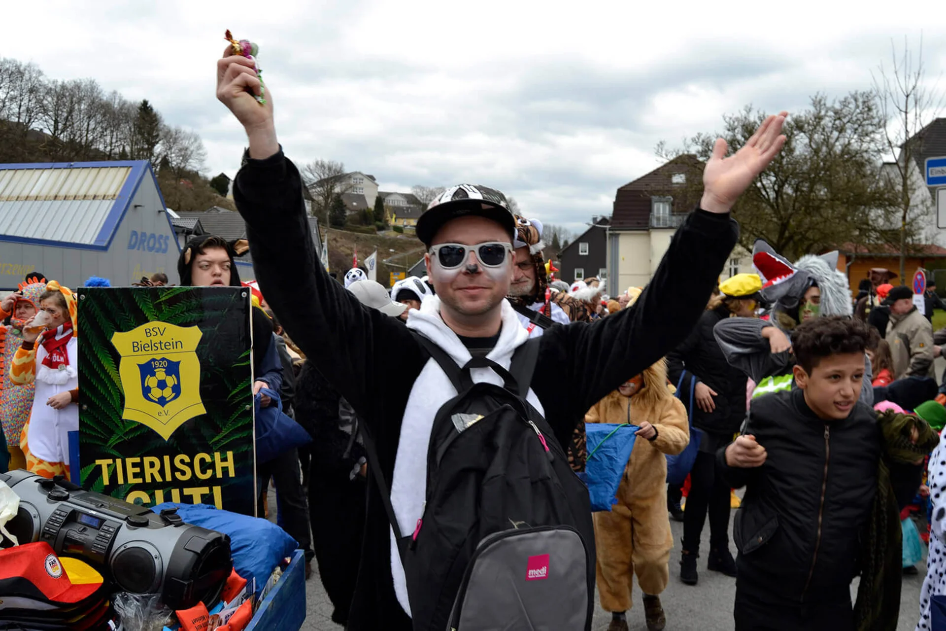 Zahlreiche Bielsteiner Jecke verkleideten sich als Tiere und warben für den Verein