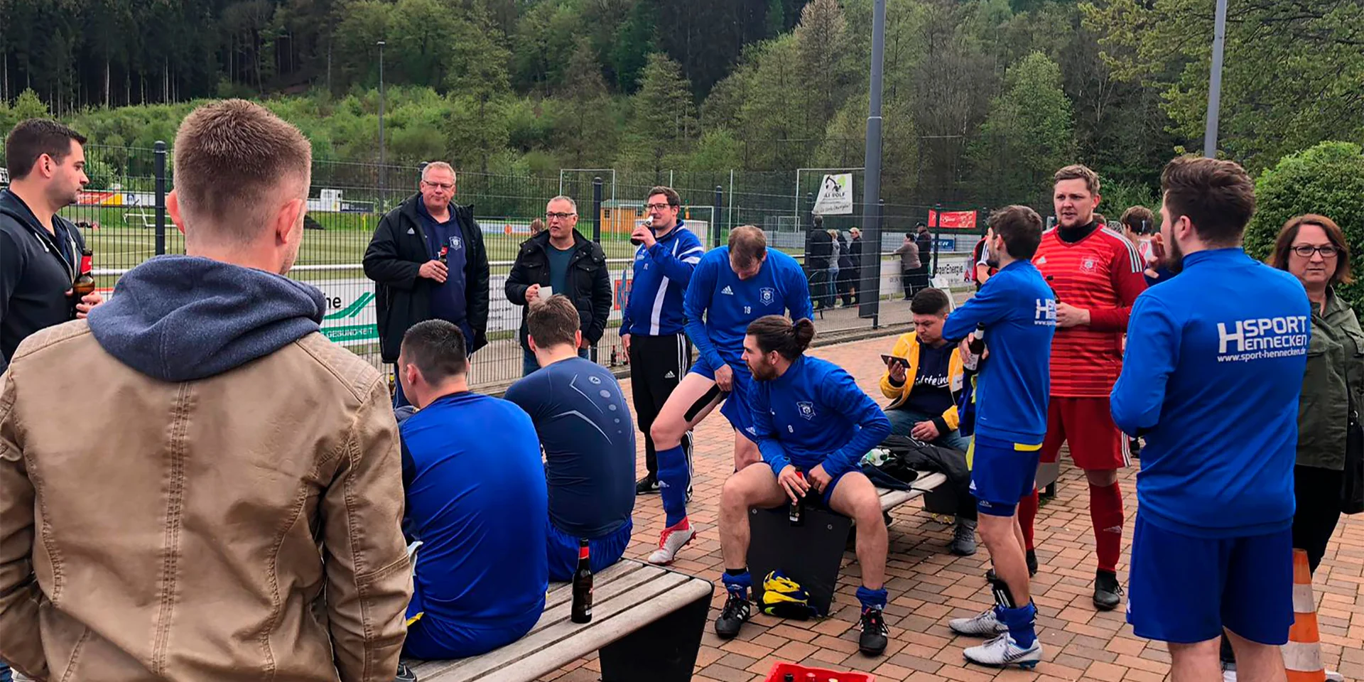 Gesellige Runde: Unsere Erste Herren feiert den Erfolg über Holpe-Steimelhagen