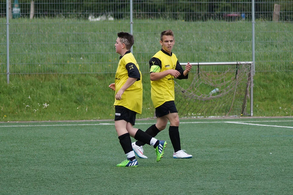 Tor für Bielstein: Dennis Heikaus gratuliert dem dreifachen Torschützen Sven Sadowski zu einem seiner drei Tore