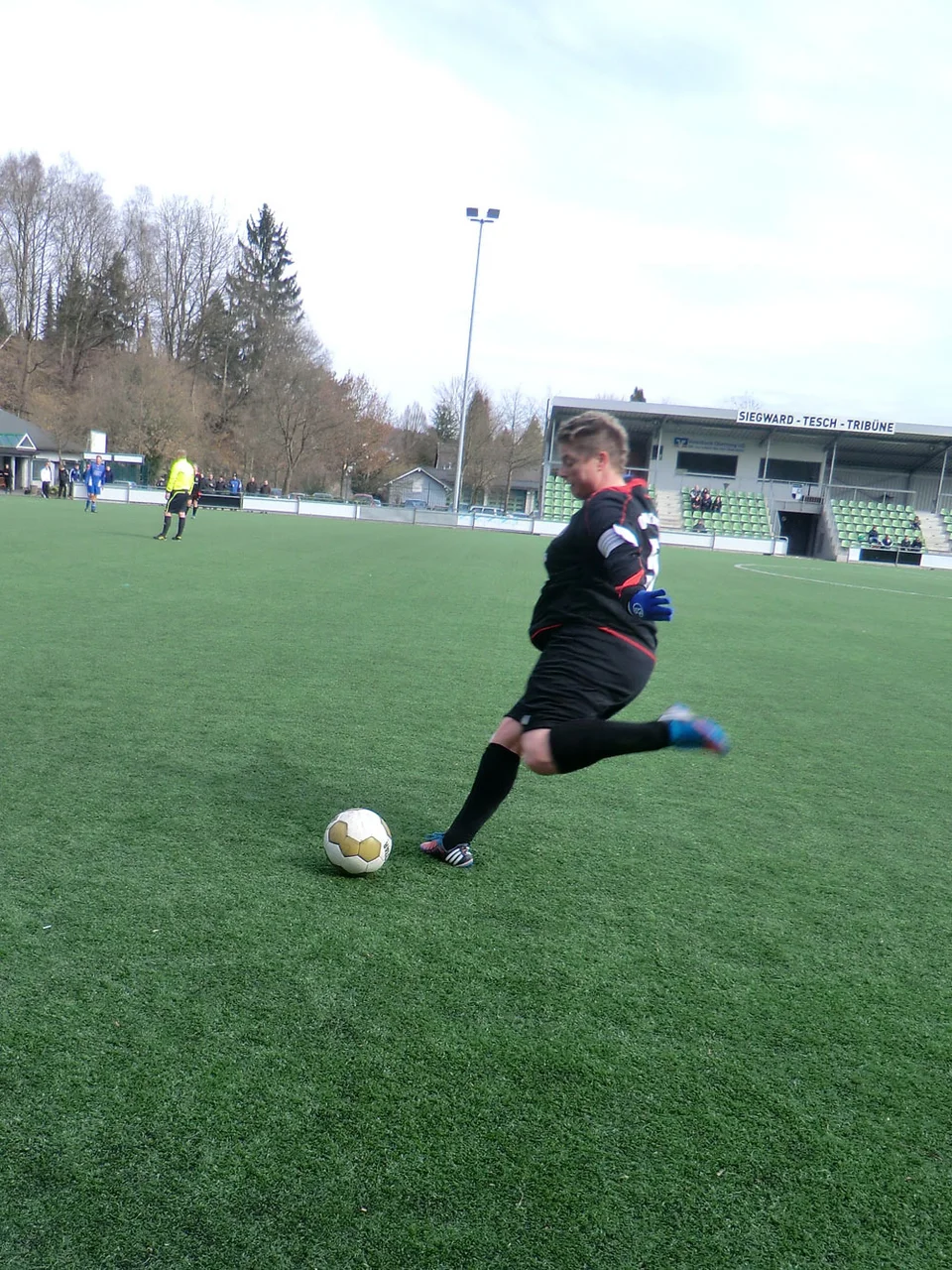 Eine Ommerborner Spielerin bei der Ausführung eines Freistoßes Eine Ommerborner Spielerin bei der Ausführung eines Freistoßes