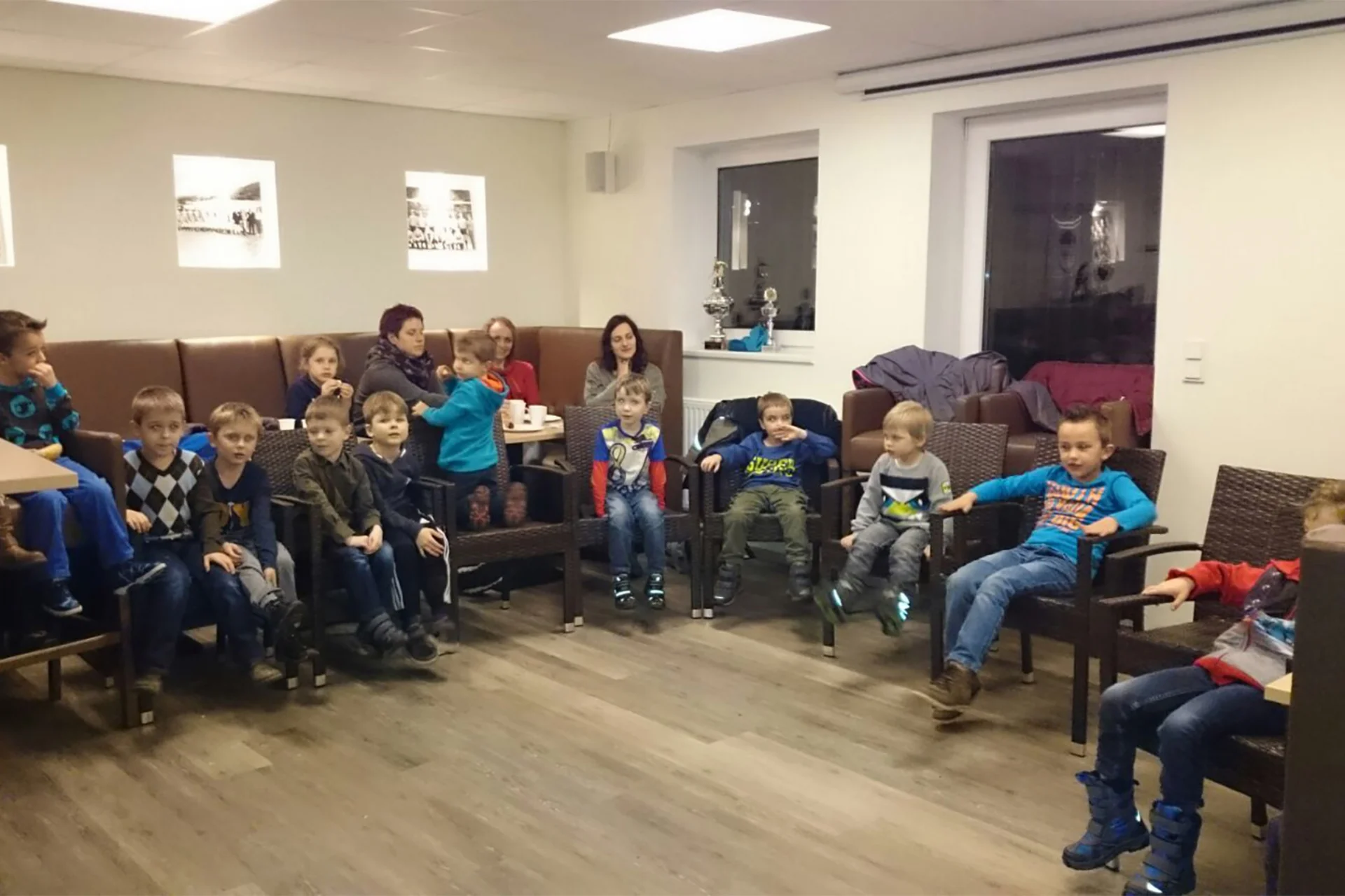 Gebannte Blicke - die Bambinis in Erwartung des Nikolaus