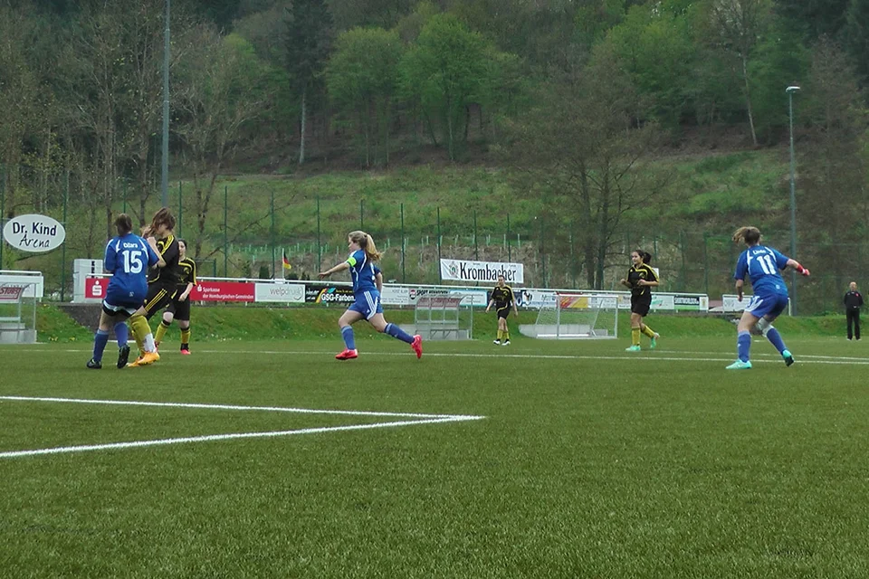 Die Mädchen beim Versuch, den Ball zu erobern ...