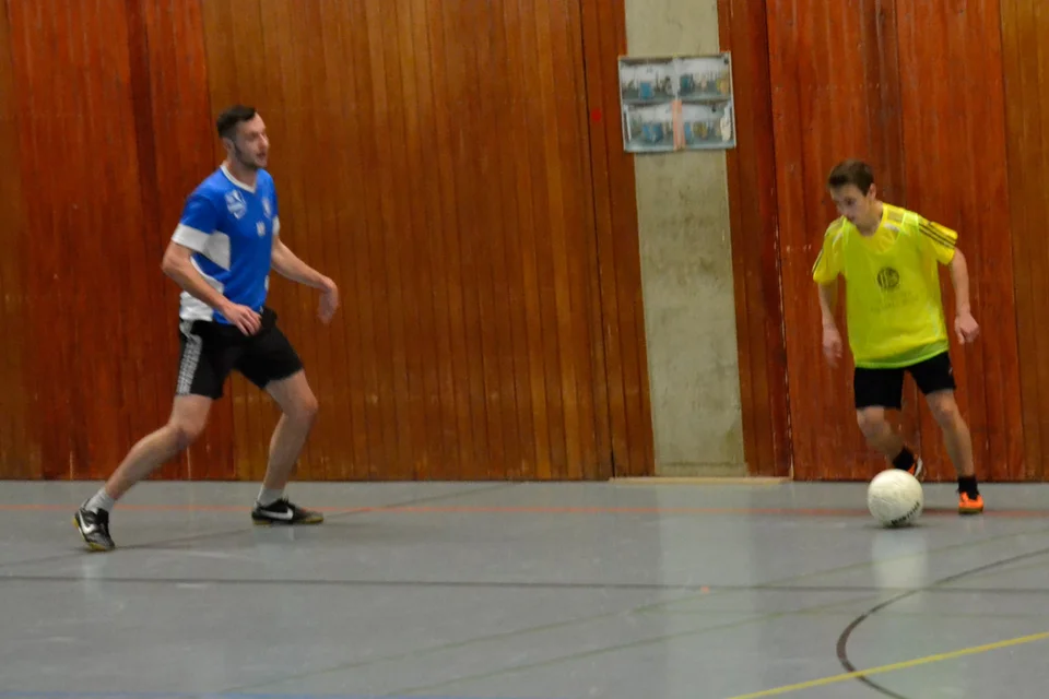 Groß gegen klein: Martin Hense hat gegen Sven Sadowski das Nachsehen Groß gegen klein: Martin Hense hat gegen Sven Sadowski das Nachsehen