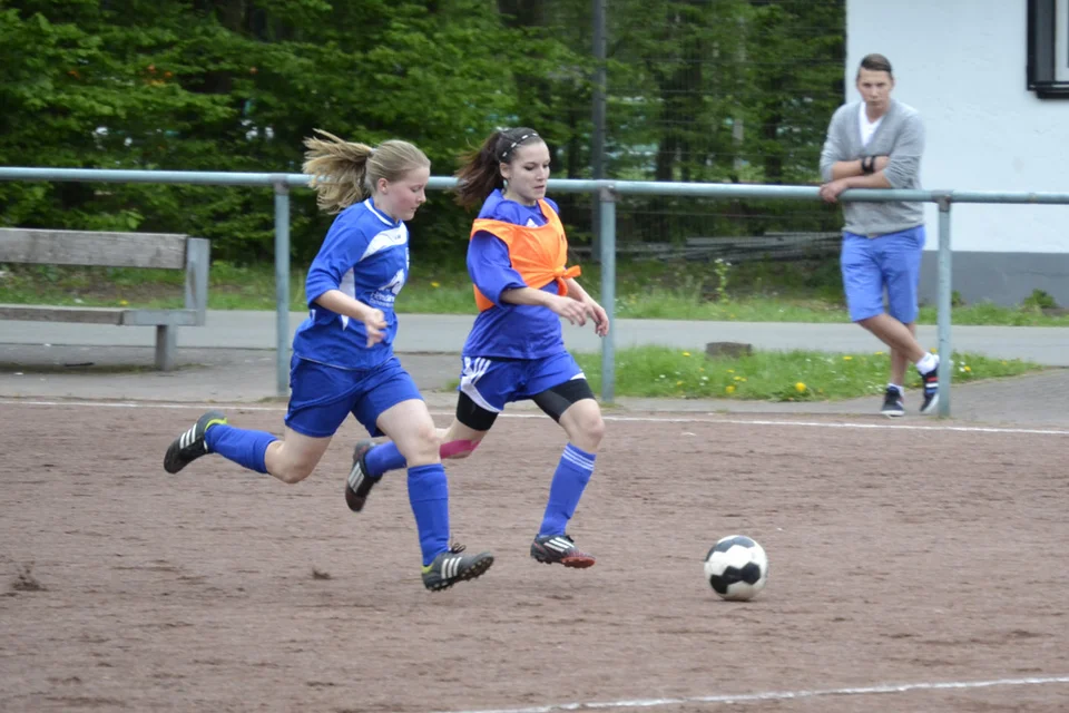 Jenny Völker im Laufduell mit ihrer Gegenspielerin Jenny Völker im Laufduell mit ihrer Gegenspielerin