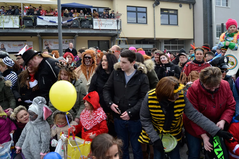 „Kiddies first“ - erst wenn die Kinder versorgt waren, bekamen die Erwachsenen Kamelle zugesteckt „Kiddies first“ - erst wenn die Kinder versorgt waren, bekamen die Erwachsenen Kamelle zugesteckt