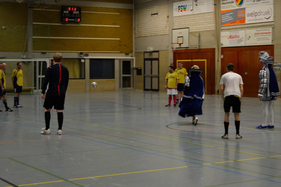 Der ziemlich fest geschossene Ball wurde länger und länger ... Der ziemlich fest geschossene Ball wurde länger und länger ...