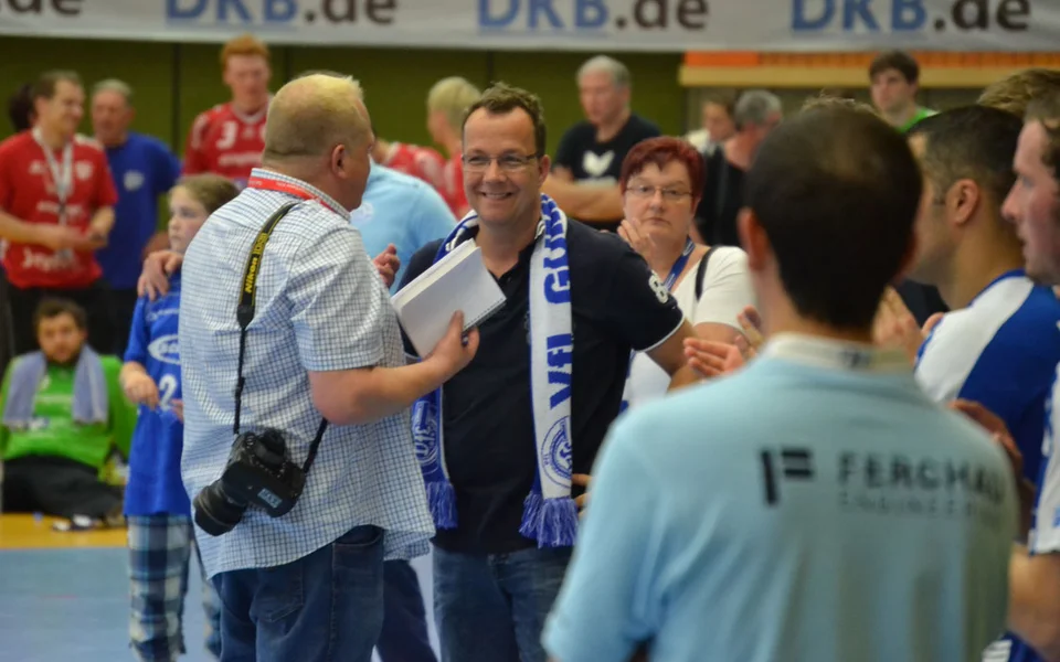 Ganz im Gegensatz zu Aufsichtsratchef Timmerbeil, der trotz Finanzsorgen noch viel lachen kann Ganz im Gegensatz zu Aufsichtsratchef Timmerbeil, der trotz Finanzsorgen noch viel lachen kann