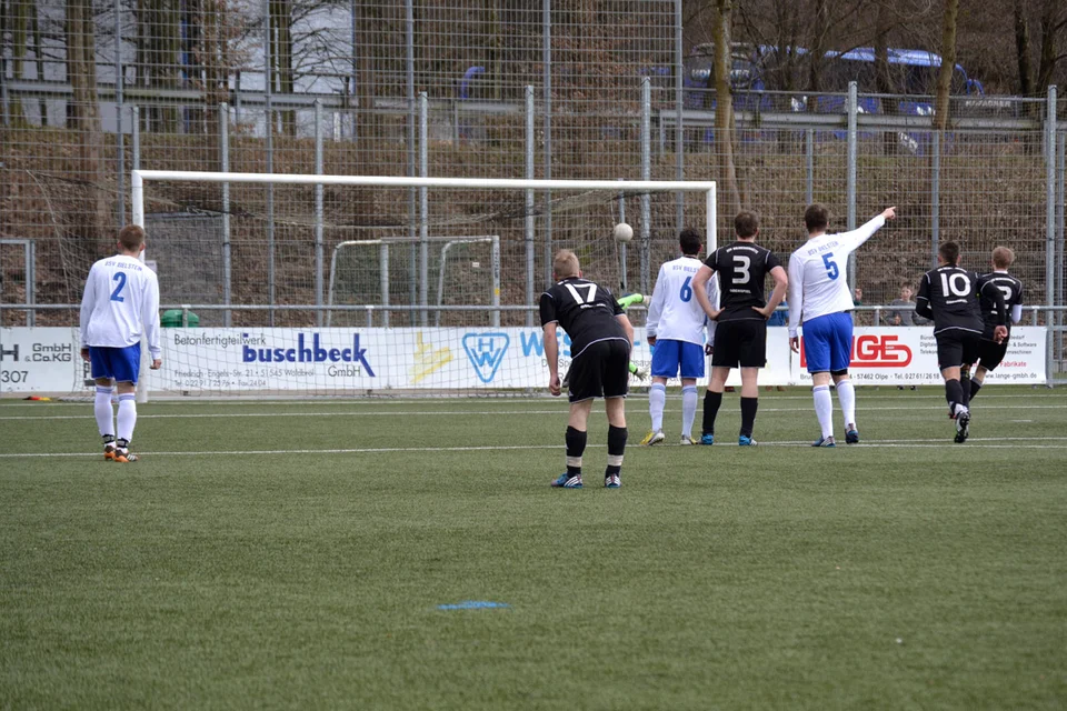 ... den Ball zum Anschluss in die Maschen zu nageln ... den Ball zum Anschluss in die Maschen zu nageln