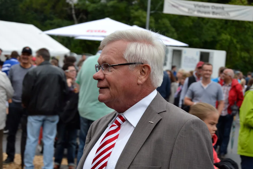 Der Verantwortliche der Firma Polytan zeigte sich mit der Anlage hochzufrieden