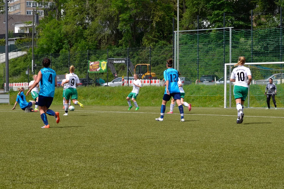 Aufopferungsvoll: Katharina Schmidt wirft alle Kraft in ihren Schuss Aufopferungsvoll: Katharina Schmidt wirft alle Kraft in ihren Schuss