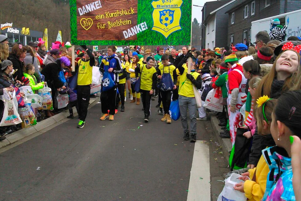 Gut gelaunt: die Teilnehmer auf der einen und die jecken Zuschauer auf der anderen Seite Gut gelaunt: die Teilnehmer auf der einen und die jecken Zuschauer auf der anderen Seite