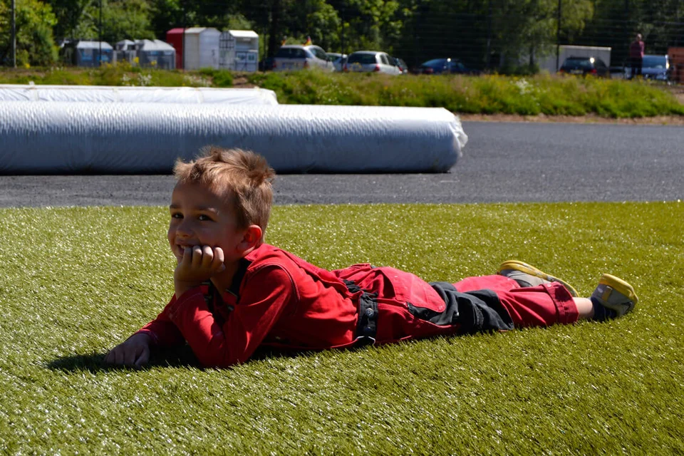 Der kleine Arthur liegt schon mal Probe