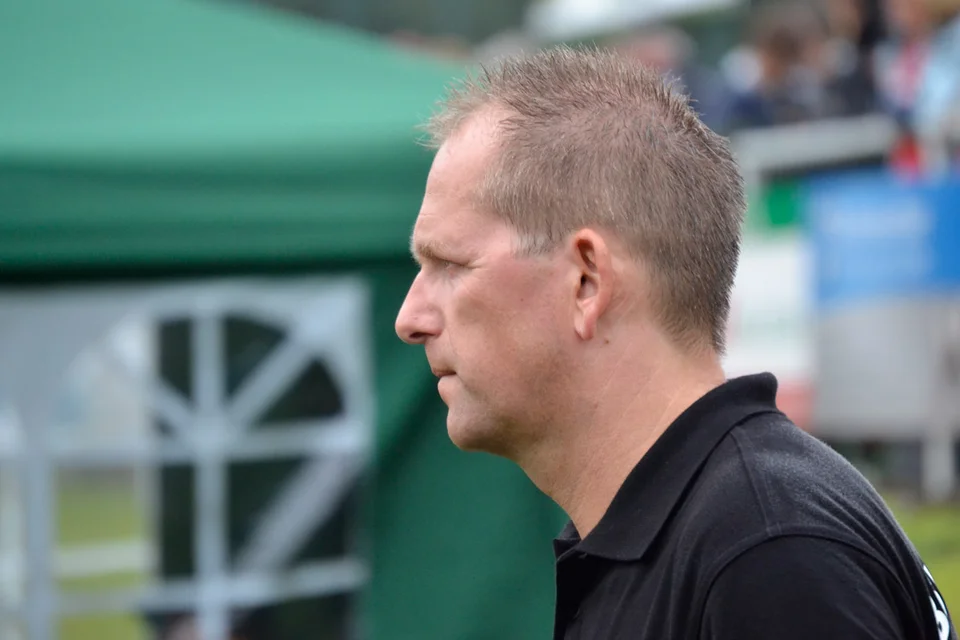 Grimmiger Blick zur Halbzeit: Rüdiger Brinkmann