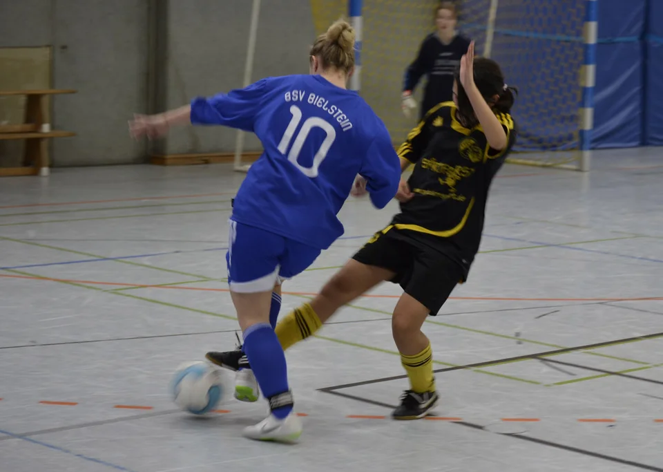 Sarah Kapp im Zweikampf mit einer Bergisch Gladbacherin