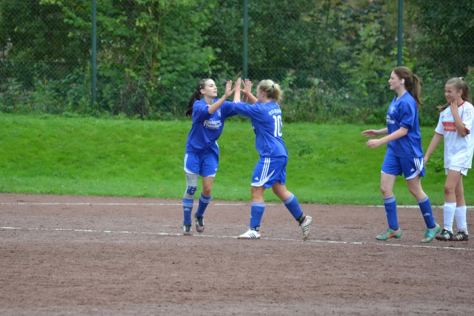 Schnelle Reaktion: auf das frühe Führungstor antworten die Mädels schnell ... Schnelle Reaktion: auf das frühe Führungstor antworten die Mädels schnell ...