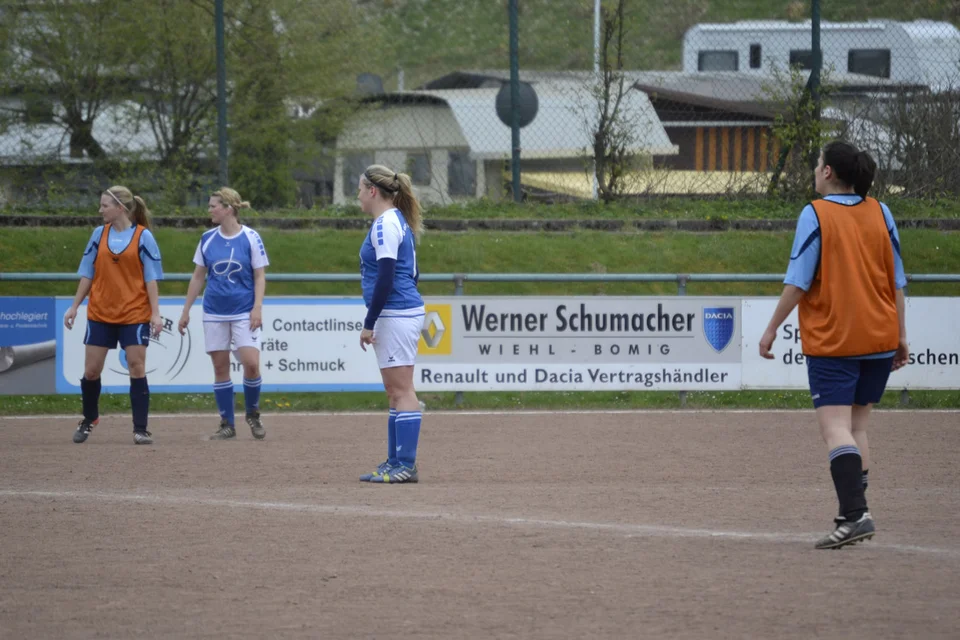 Katharina Schmidt und Elena Heßlenberg beobachten das Treiben in der Defensive Katharina Schmidt und Elena Heßlenberg beobachten das Treiben in der Defensive