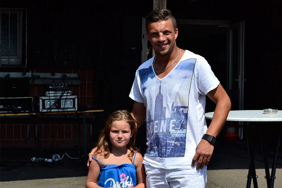 Viktor Adam brachte seine Nichte mit Viktor Adam brachte seine Nichte mit