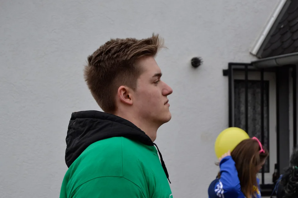 Objekt zahlreicher Blicke: dieser junge Mann zog die Blicke einiger Mädels an Objekt zahlreicher Blicke: dieser junge Mann zog die Blicke einiger Mädels an