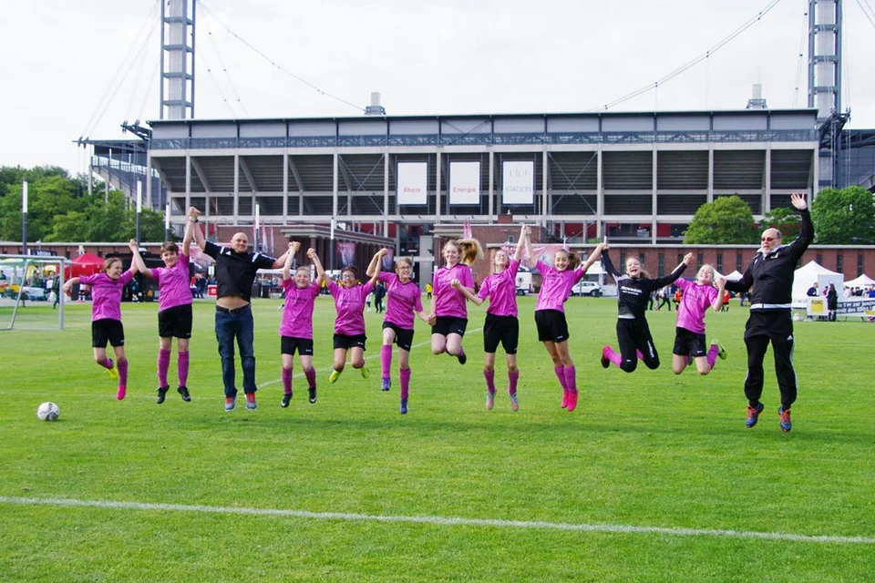 Strahlende Gesichter: unsere U13 Juniorinnen bei der Laola-Welle ... Strahlende Gesichter: unsere U13 Juniorinnen bei der Laola-Welle ...