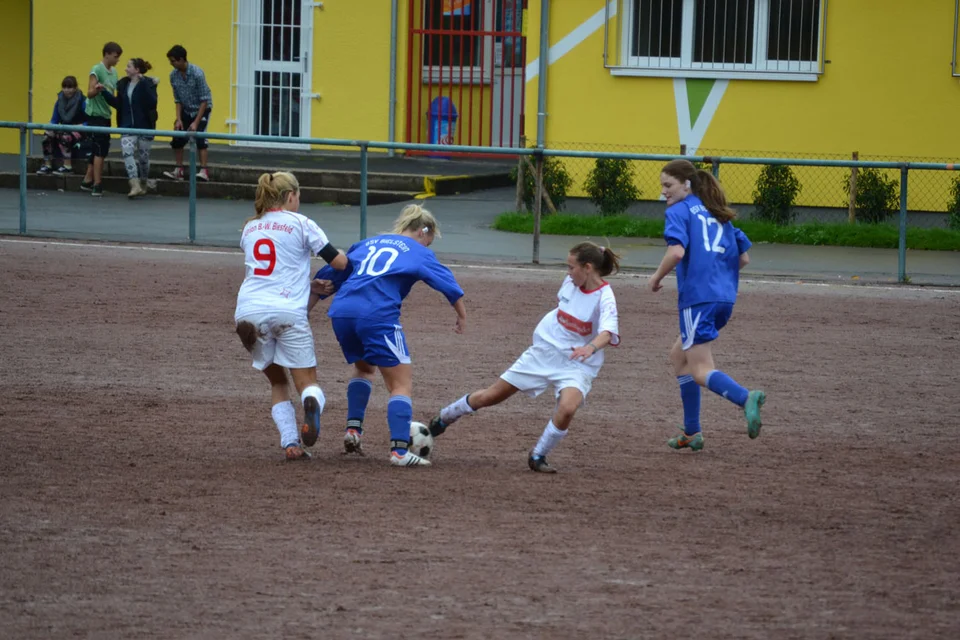 ... und leitet den Ball auf Vivian weiter ... und leitet den Ball auf Vivian weiter