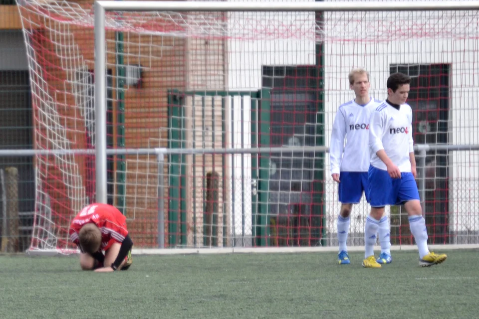 Da können Benjamin Gries und Jascha Bagherzadeh nur schmunzeln: der Morsbacher Patrick Weizen krümmt sich nach einem fairen Zweikampf vor Phantomschmerzen Da können Benjamin Gries und Jascha Bagherzadeh nur schmunzeln: der Morsbacher Patrick Weizen krümmt sich nach einem fairen Zweikampf vor Phantomschmerzen