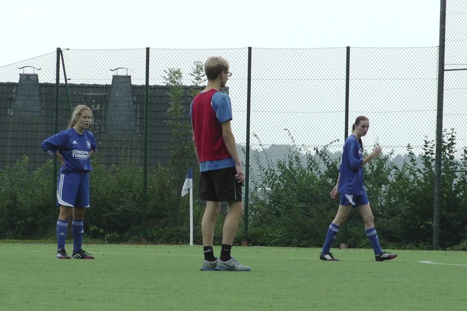 Christin und Lena warten auf den Ball, Aushilfsschiedsrichter Benjamin träumt vor sich hin Christin und Lena warten auf den Ball, Aushilfsschiedsrichter Benjamin träumt vor sich hin