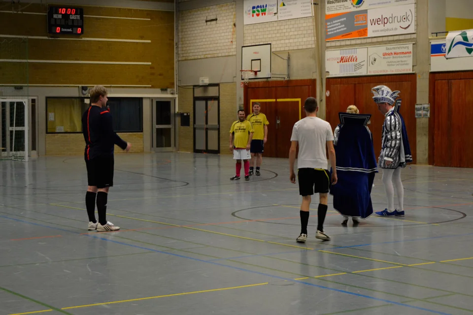 Prinzessin Monja und Prinz Mille war es vorbehalten, den Anstoß auszuführen Prinzessin Monja und Prinz Mille war es vorbehalten, den Anstoß auszuführen