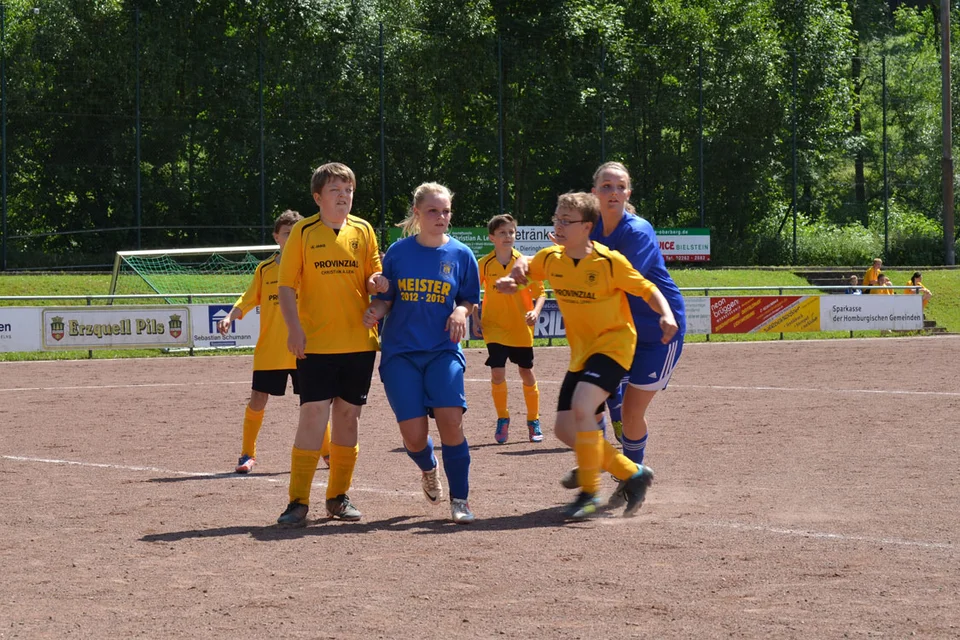 Großes Gedränge: Die Spieler in Erwartung eines Eckballs Großes Gedränge: Die Spieler in Erwartung eines Eckballs