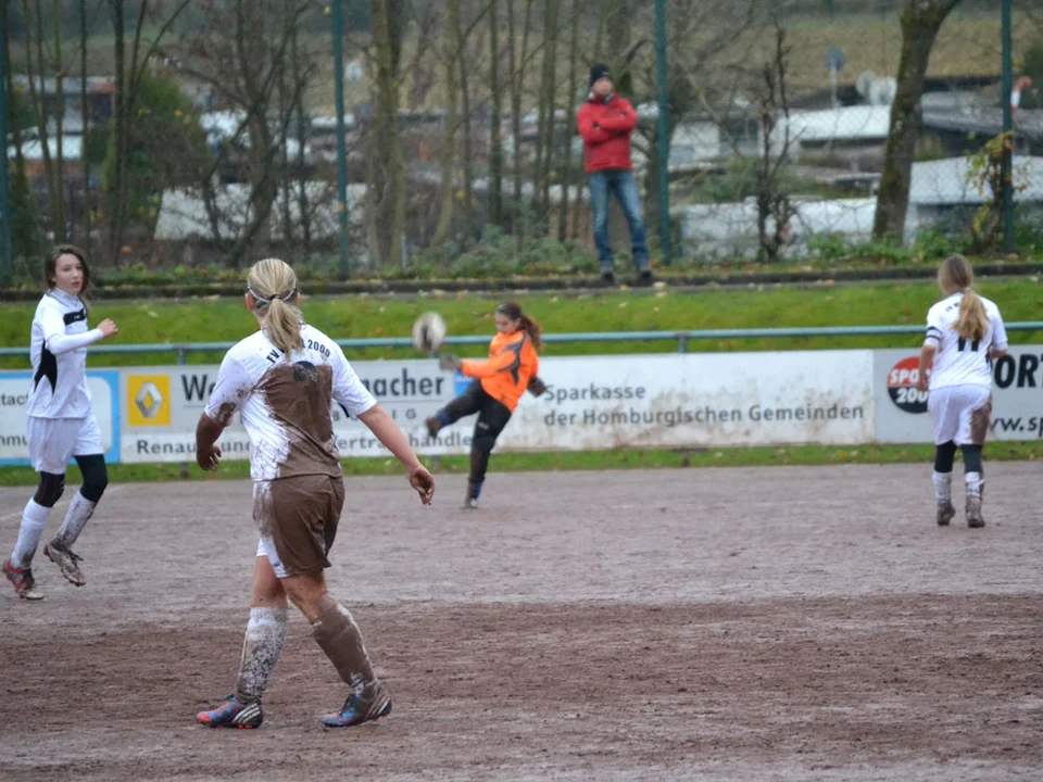 Die vollkommen mit Schlamm bedeckten Wiehler Spielerinnen erwarten den Abschlag von Eugenie Die vollkommen mit Schlamm bedeckten Wiehler Spielerinnen erwarten den Abschlag von Eugenie