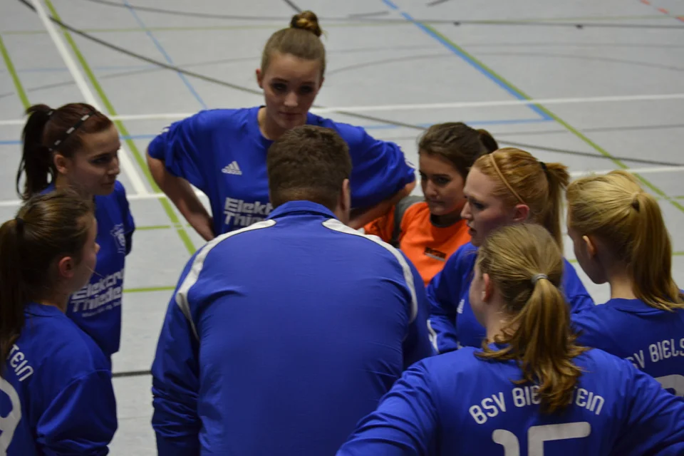 Carsten Fricke bei der Ansprache vor dem zweiten Spiel