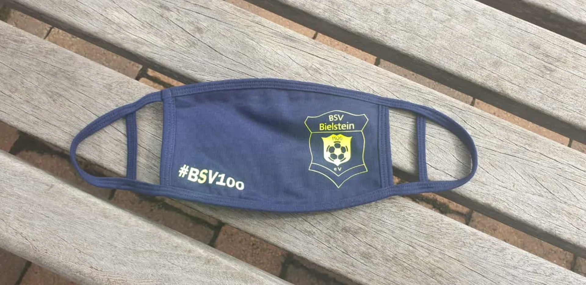 Ab sofort gehört das Tragen eines Mund- und Nasenschutzes auf den Sportplätzen zur Pflicht