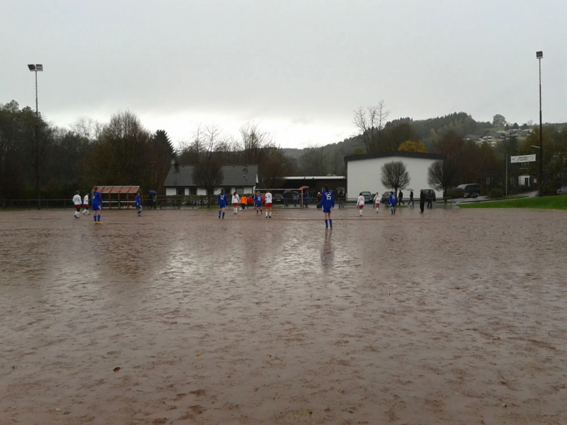 Die in weißen Trikots angereisten Reichshoferinnen schickten die Mädels dreckig nach Hause