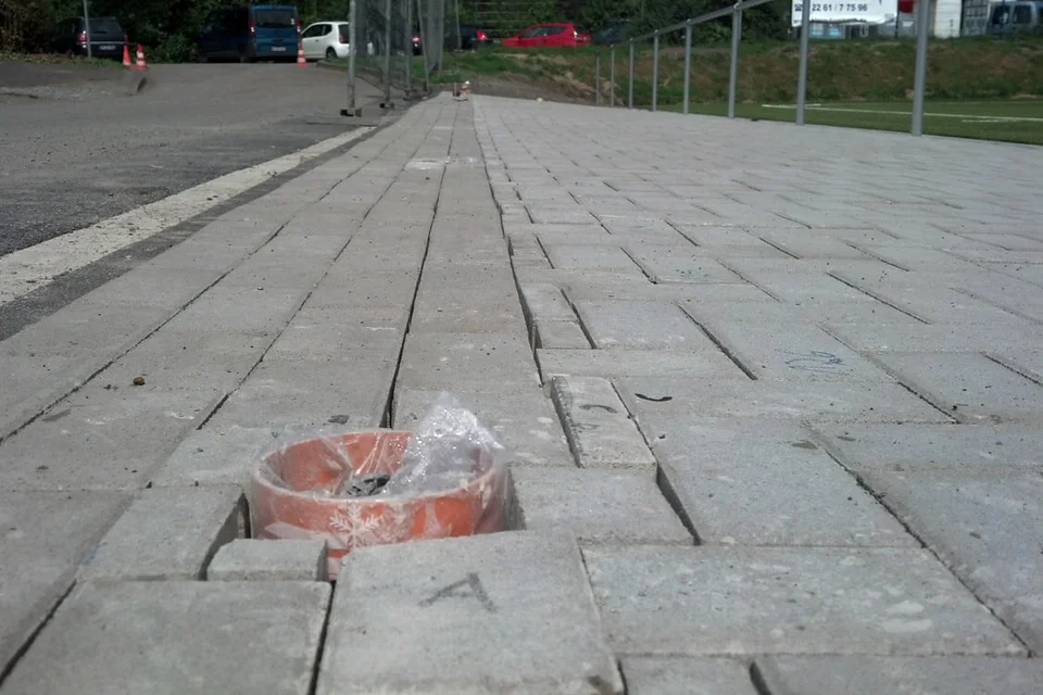 ... und die einbetonierten Vorrichtungen für die Zaunpfeiler wurden heute versorgt