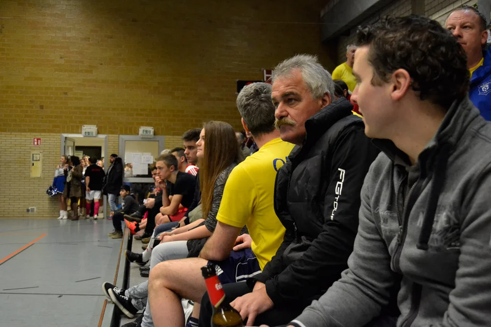 Gern gesehener Gast: Klaus-Dieter 'Stümmel' Stenzel (2.v.r.) ließ sich wieder einmal beim Hallenturnier blicken Gern gesehener Gast: Klaus-Dieter 'Stümmel' Stenzel (2.v.r.) ließ sich wieder einmal beim Hallenturnier blicken