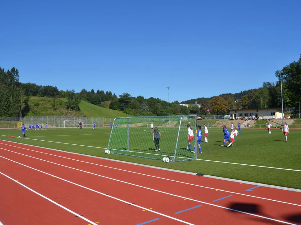 Ecke für die Bielsteinerinnen, die Vivian in Richtung ... Ecke für die Bielsteinerinnen, die Vivian in Richtung ...