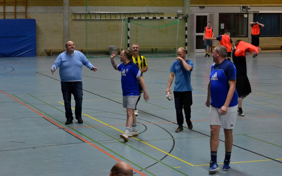 ... dass das aber gar nicht nötig ist, zeigte ihnen dann Volker Zimmermann, der seine Freunde mit seiner sehr humorvollen Darbietung auf dem internen Hallenturnier zum Schmunzeln brachte ... dass das aber gar nicht nötig ist, zeigte ihnen dann Volker Zimmermann, der seine Freunde mit seiner sehr humorvollen Darbietung auf dem internen Hallenturnier zum Schmunzeln brachte