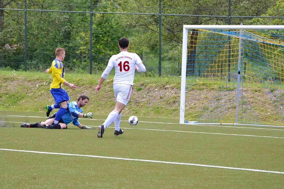 ... und trifft per Beinschuss ...