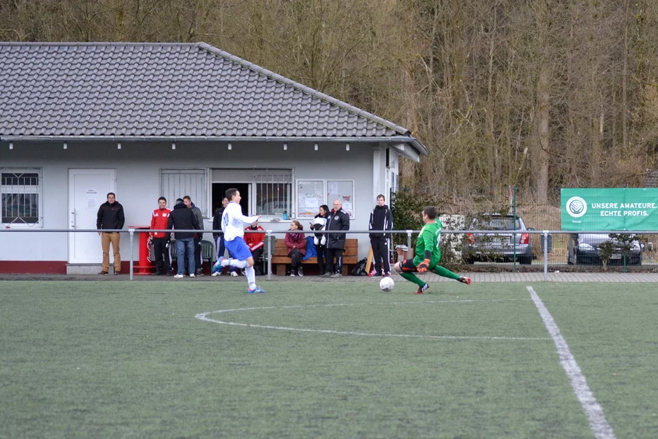 ... liefern sich ein Laufduell um das Spielgerät ... liefern sich ein Laufduell um das Spielgerät