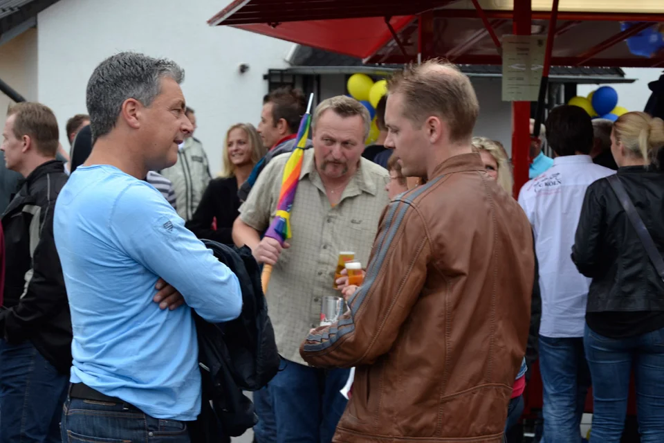 Benjamin Hetschko (rechts) im Dialog mit einem Bekannten